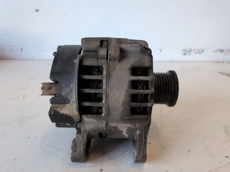 Recambio de alternador para opel vivaro f9q762 referencia OEM IAM 7700426849  