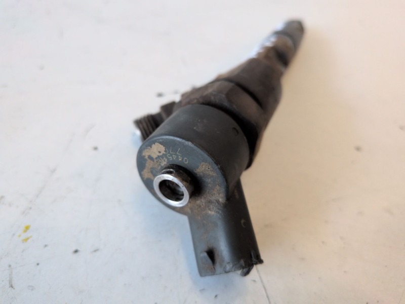 Recambio de inyector para opel vivaro f9q762 referencia OEM IAM 0445110021  