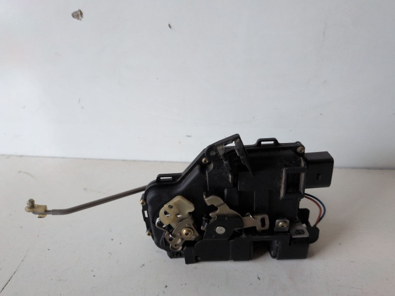 Recambio de cerradura puerta delantera izquierda para audi a4 berlina (8e) asn referencia OEM IAM 4B1837015B  