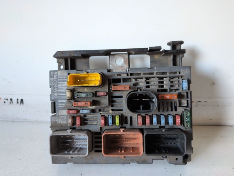 Recambio de caja reles / fusibles para citroen c5 berlina g8da referencia OEM IAM 9667044980  