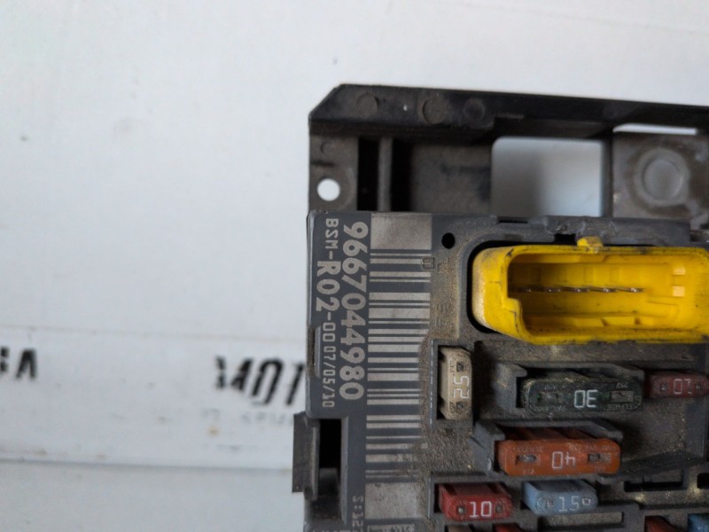 Recambio de caja reles / fusibles para citroen c5 berlina g8da referencia OEM IAM 9667044980  