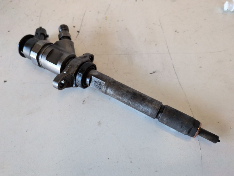 Recambio de inyector para peugeot 3008 9hz referencia OEM IAM 0445110297  
