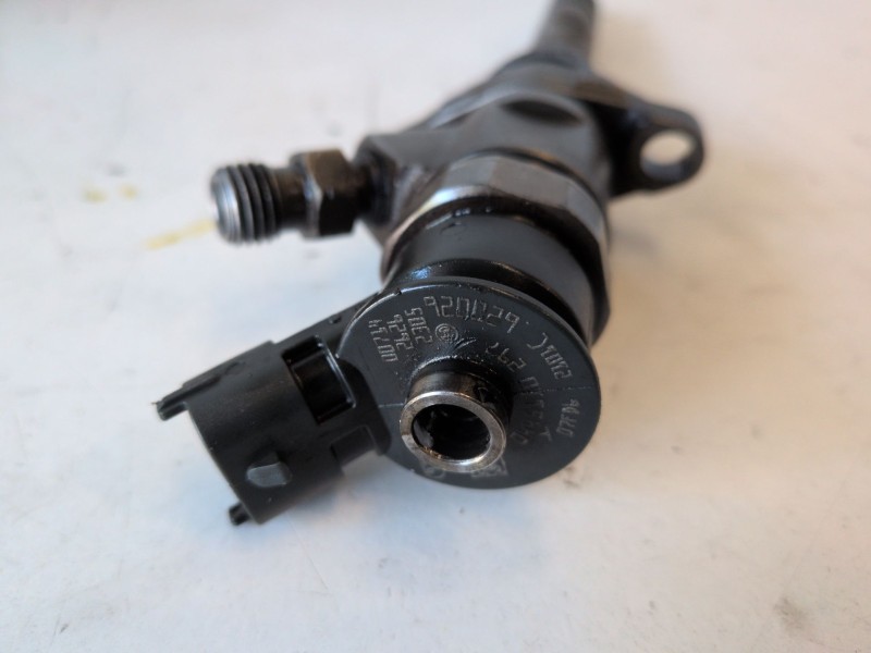 Recambio de inyector para peugeot 3008 9hz referencia OEM IAM 0445110297  