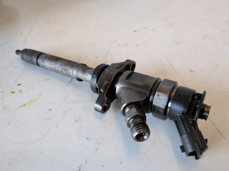 Recambio de inyector para peugeot 3008 9hz referencia OEM IAM 0445110297  