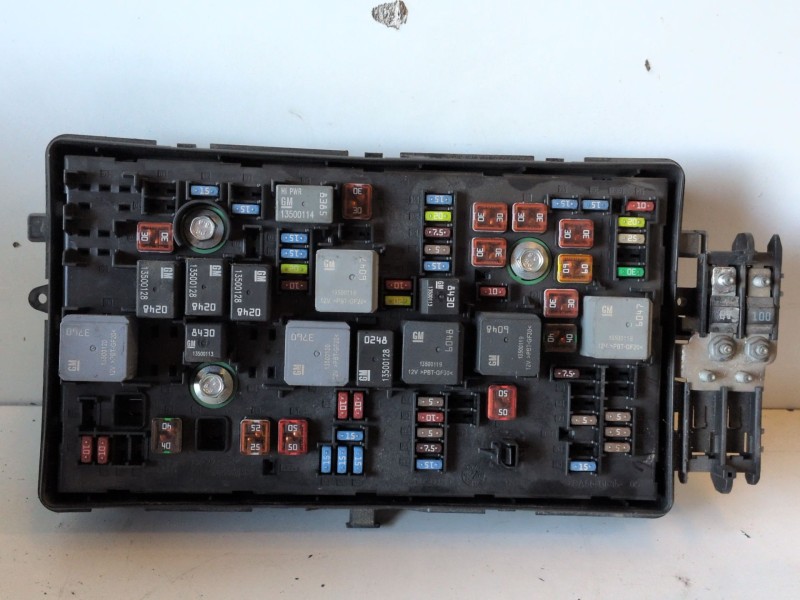 Recambio de caja reles / fusibles para opel insignia berlina a20dth referencia OEM IAM 13255300  