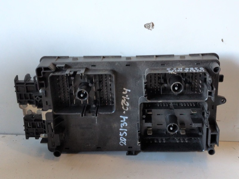 Recambio de caja reles / fusibles para opel insignia berlina a20dth referencia OEM IAM 13255300  