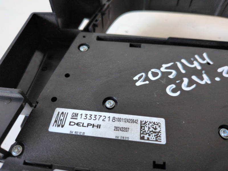 Recambio de sistema audio / radio cd para opel astra j berlina 5p a20dth referencia OEM IAM 13337218  