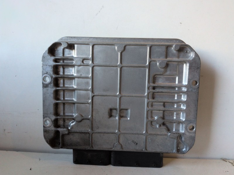 Recambio de centralita motor uce para opel astra j berlina 5p a17dtr referencia OEM IAM 55579443  