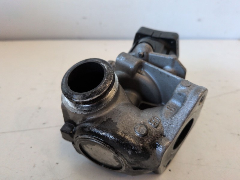 Recambio de valvula egr para peugeot 3008 9hz referencia OEM IAM 9672880080  