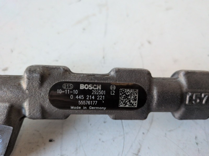 Recambio de rampa inyectora para opel insignia berlina a20dth referencia OEM IAM 0445214221  