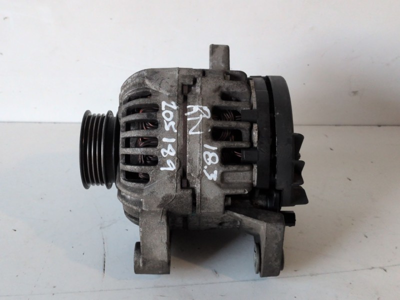 Recambio de alternador para renault twingo ii d4f772 referencia OEM IAM 0124225056  