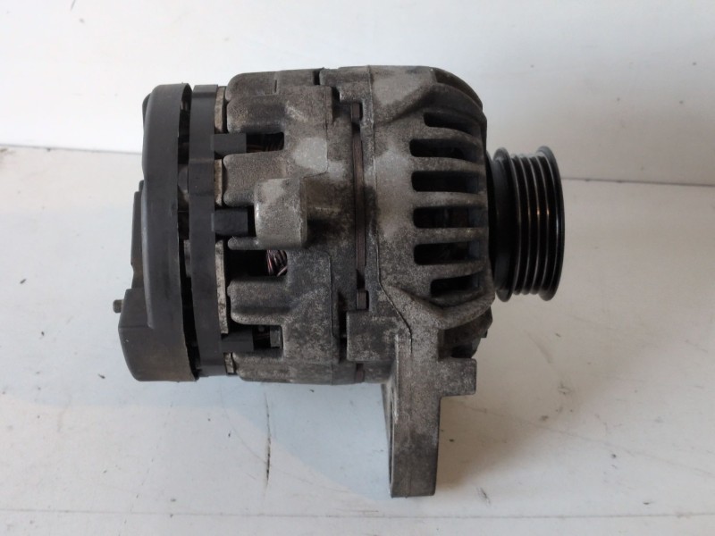 Recambio de alternador para renault twingo ii d4f772 referencia OEM IAM 0124225056  