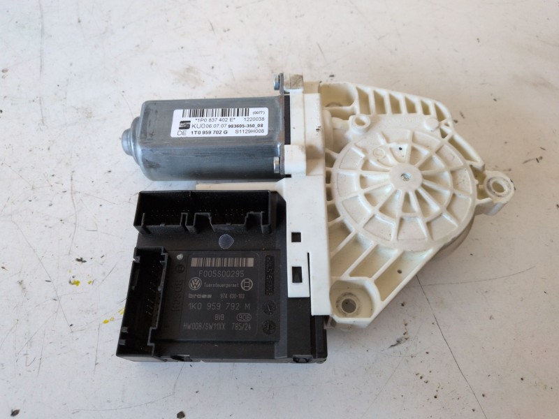 Recambio de motor elevalunas delantero derecho para seat leon (1p1) bxe referencia OEM IAM 1K0959792M  