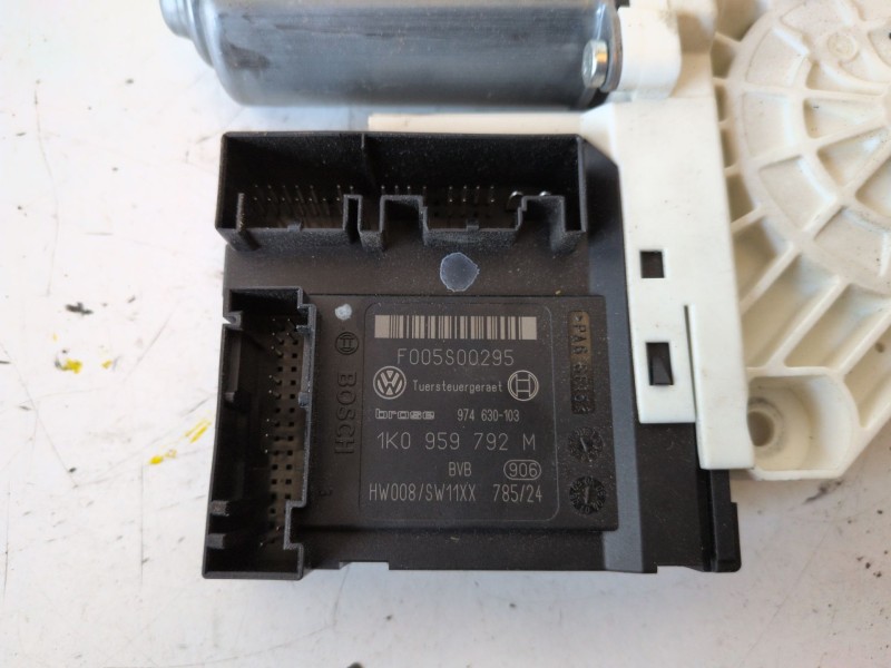 Recambio de motor elevalunas delantero derecho para seat leon (1p1) bxe referencia OEM IAM 1K0959792M  