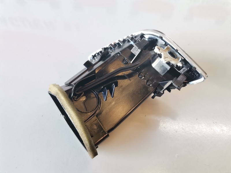 Recambio de rejilla aireadora para seat leon st 5f8 cjxc referencia OEM IAM 5F1820902F  