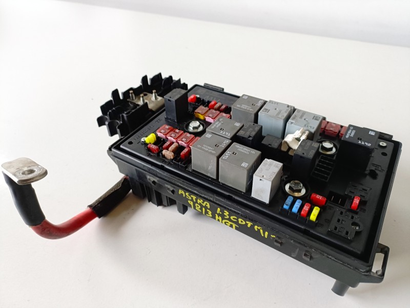 Recambio de caja reles / fusibles para opel astra j berlina 5p a13dte referencia OEM IAM 13343765  