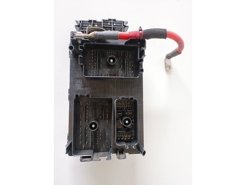Recambio de caja reles / fusibles para opel astra j berlina 5p a13dte referencia OEM IAM 13343765  
