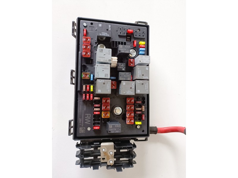 Recambio de caja reles / fusibles para opel astra j berlina 5p a13dte referencia OEM IAM 13343765  