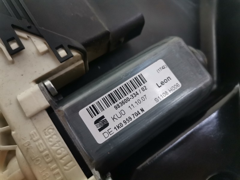 Recambio de elevalunas trasero derecho para seat leon (1p1) bxe referencia OEM IAM 1K0959704N  