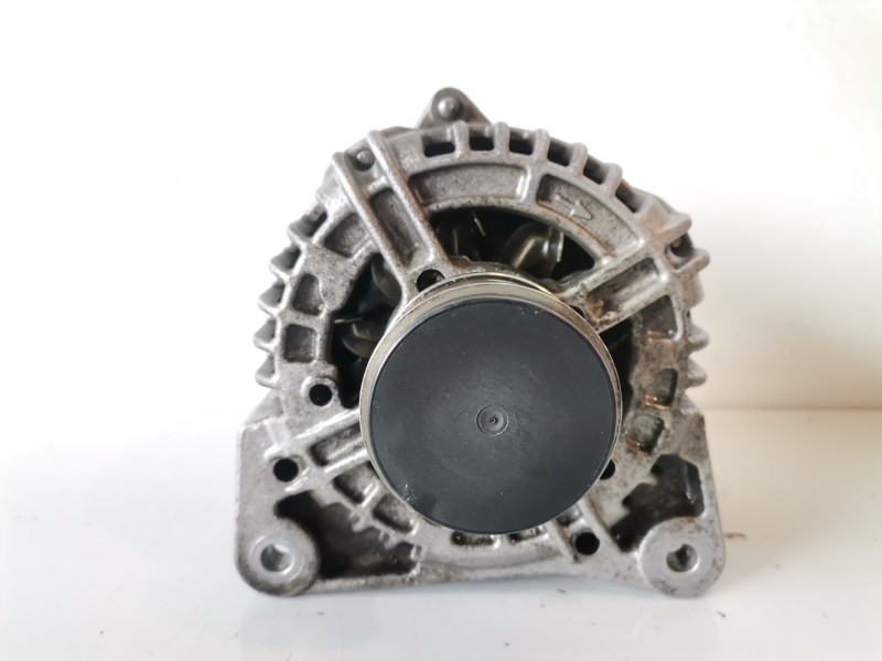 Recambio de alternador para renault clio iii k9k770 referencia OEM IAM 0124425093  