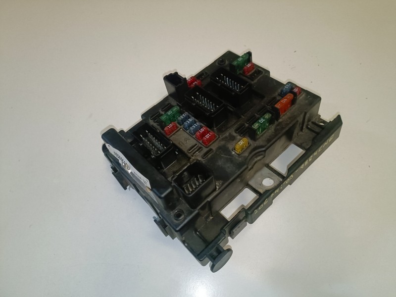 Recambio de caja reles / fusibles para peugeot 206 kfw referencia OEM IAM 9650664180  