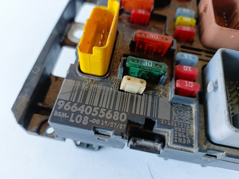 Recambio de caja reles / fusibles para citroen c4 picasso 9hz referencia OEM IAM 9664055680  