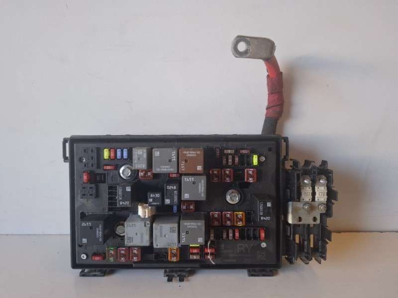 Recambio de caja reles / fusibles para opel astra j berlina 5p a17dtr referencia OEM IAM 13343767  