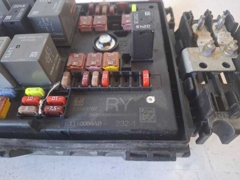 Recambio de caja reles / fusibles para opel astra j berlina 5p a17dtr referencia OEM IAM 13343767  