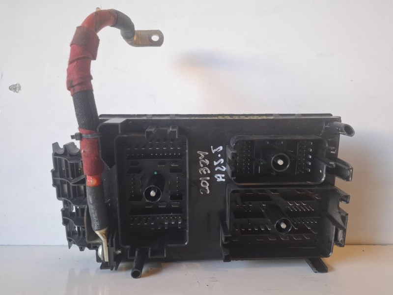 Recambio de caja reles / fusibles para opel astra j berlina 5p a17dtr referencia OEM IAM 13343767  