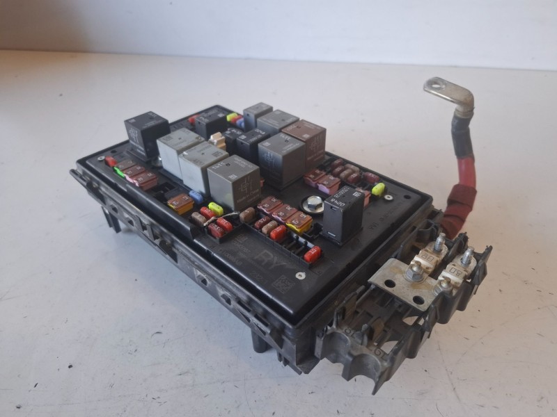 Recambio de caja reles / fusibles para opel astra j berlina 5p a17dtr referencia OEM IAM 13343767  