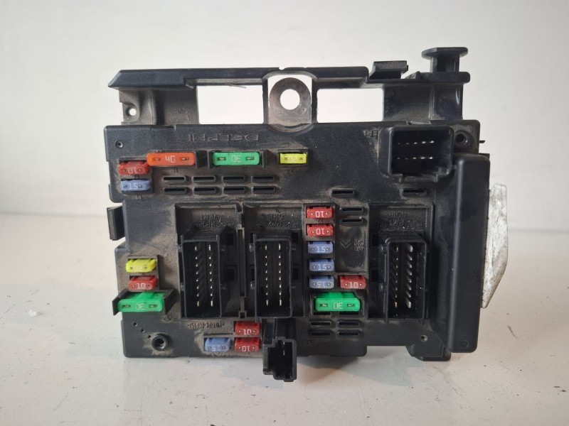 Recambio de caja reles / fusibles para citroen c3 8hy referencia OEM IAM 9657608580  
