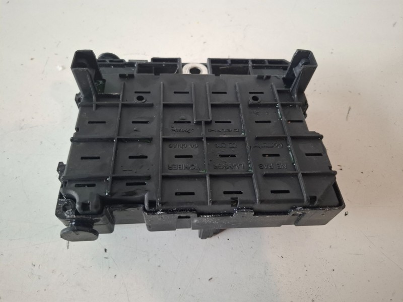 Recambio de caja reles / fusibles para citroen c3 8hy referencia OEM IAM 9657608580  