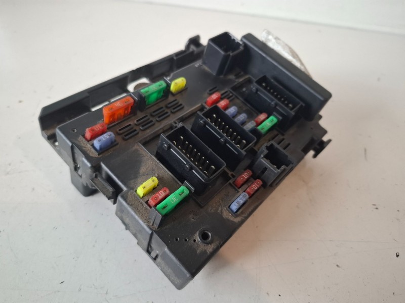 Recambio de caja reles / fusibles para citroen c3 8hy referencia OEM IAM 9657608580  