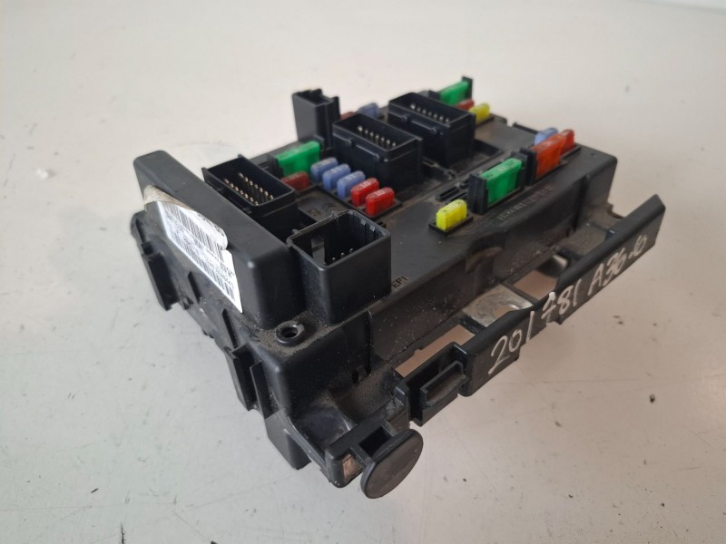 Recambio de caja reles / fusibles para citroen c3 8hy referencia OEM IAM 9657608580  