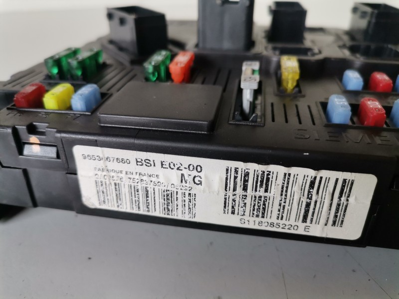 Recambio de caja reles / fusibles para peugeot 206 8hz referencia OEM IAM 9653667680  