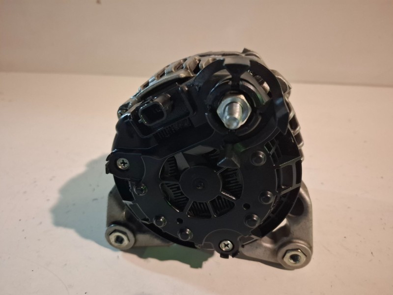 Recambio de alternador para renault captur i h5hb470 referencia OEM IAM 231009933RB  