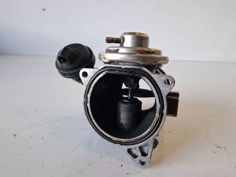 Recambio de valvula egr para volkswagen t5 transporter furgón/combi (7h) axd referencia OEM IAM 070128073  