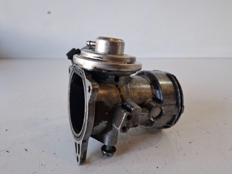 Recambio de valvula egr para volkswagen t5 transporter furgón/combi (7h) axd referencia OEM IAM 070128073  