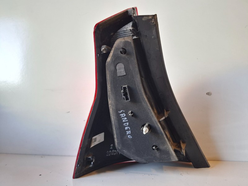 Recambio de piloto trasero derecho para dacia sandero k9k796 referencia OEM IAM 8200734824  