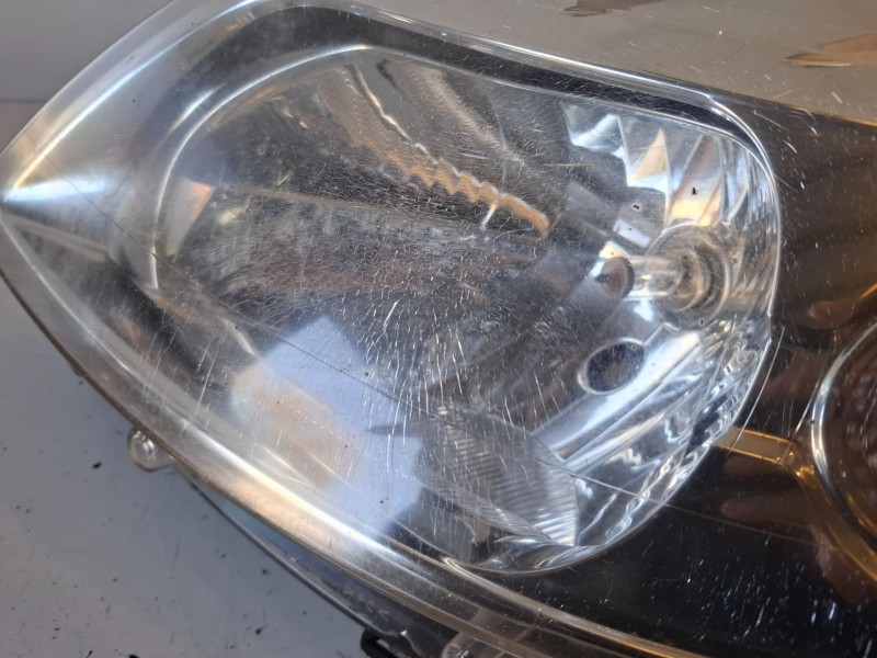 Recambio de faro izquierdo para dacia sandero k9k796 referencia OEM IAM 8200733878  