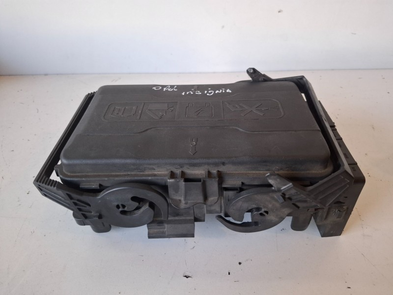Recambio de caja reles / fusibles para opel insignia b sports tourer b16dth referencia OEM IAM 3911662601  