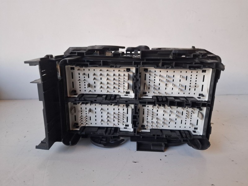 Recambio de caja reles / fusibles para opel insignia b sports tourer b16dth referencia OEM IAM 3911662601  