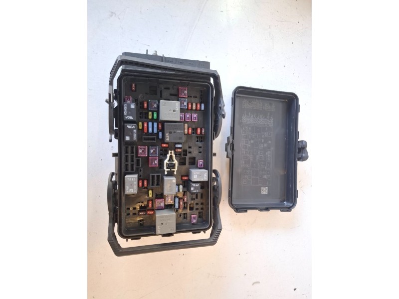 Recambio de caja reles / fusibles para opel insignia b sports tourer b16dth referencia OEM IAM 3911662601  