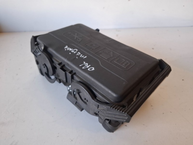 Recambio de caja reles / fusibles para opel insignia b sports tourer b16dth referencia OEM IAM 3911662601  