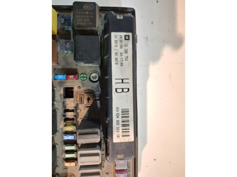 Recambio de caja reles / fusibles para opel astra h gtc z19dt referencia OEM IAM 13206754  