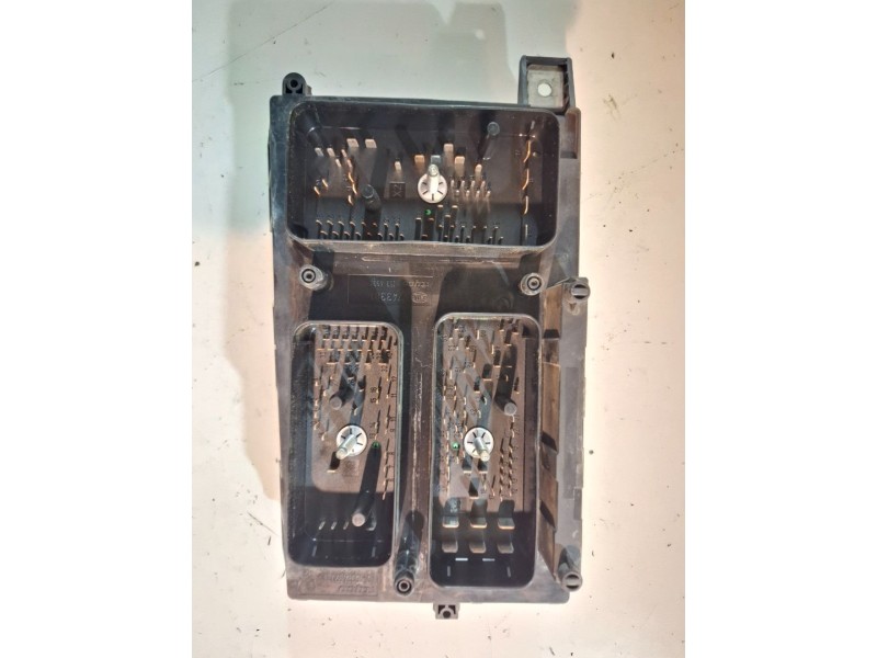 Recambio de caja reles / fusibles para opel astra h gtc z19dt referencia OEM IAM 13206754  