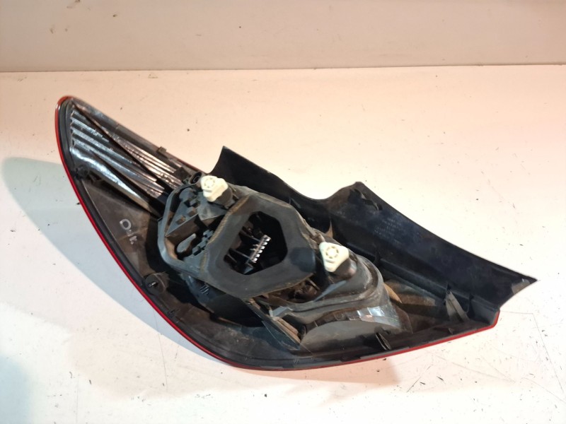 Recambio de piloto trasero derecho para opel corsa d a13dte referencia OEM IAM 13269051  