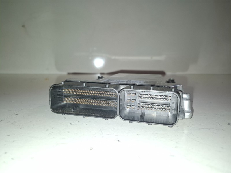 Recambio de centralita motor uce para bmw serie 7 (e65/e66) 306d3 referencia OEM IAM 0281013253  