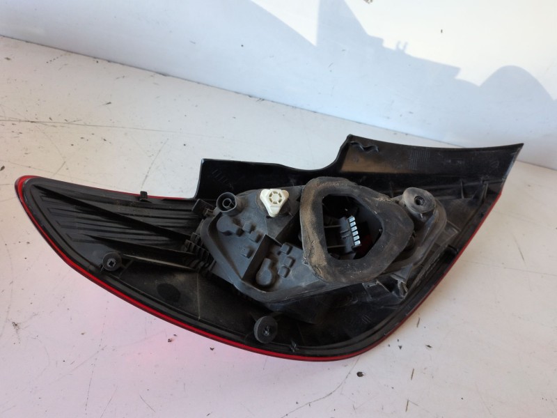 Recambio de piloto trasero derecho para opel corsa d z13dth referencia OEM IAM 13269051  
