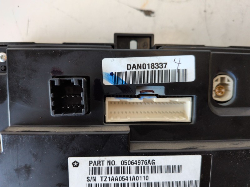 Recambio de pantalla multifuncion para fiat freemont (345) 939b5000 referencia OEM IAM 05064976AG  
